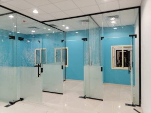 تقسيم وتقطيع مكاتب بالزجاج